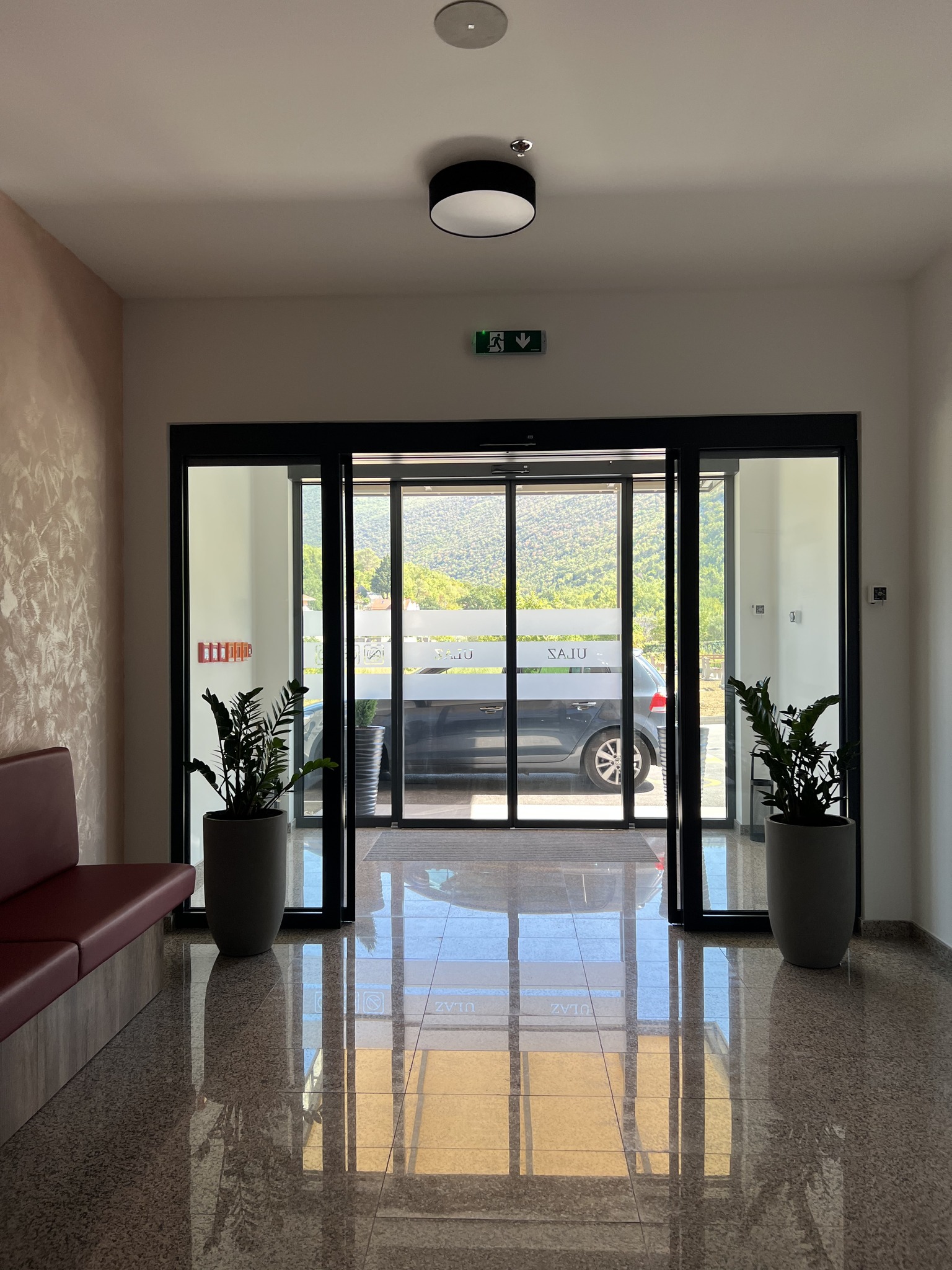 ENTRANCE AND RECEPTION (ULAZ I RECEPCIJA)