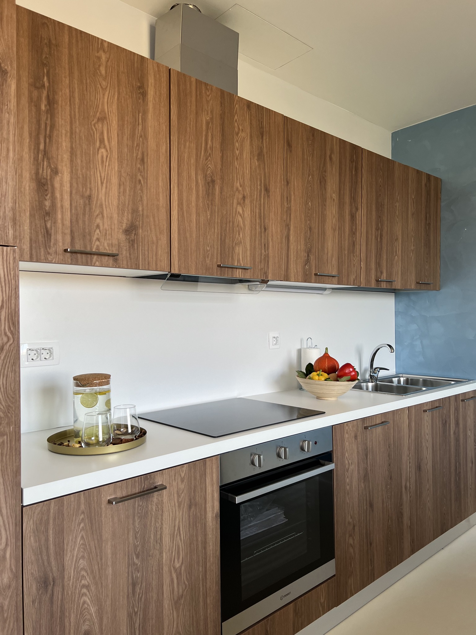 KITCHENETTE (ČAJNA KUHINJA)