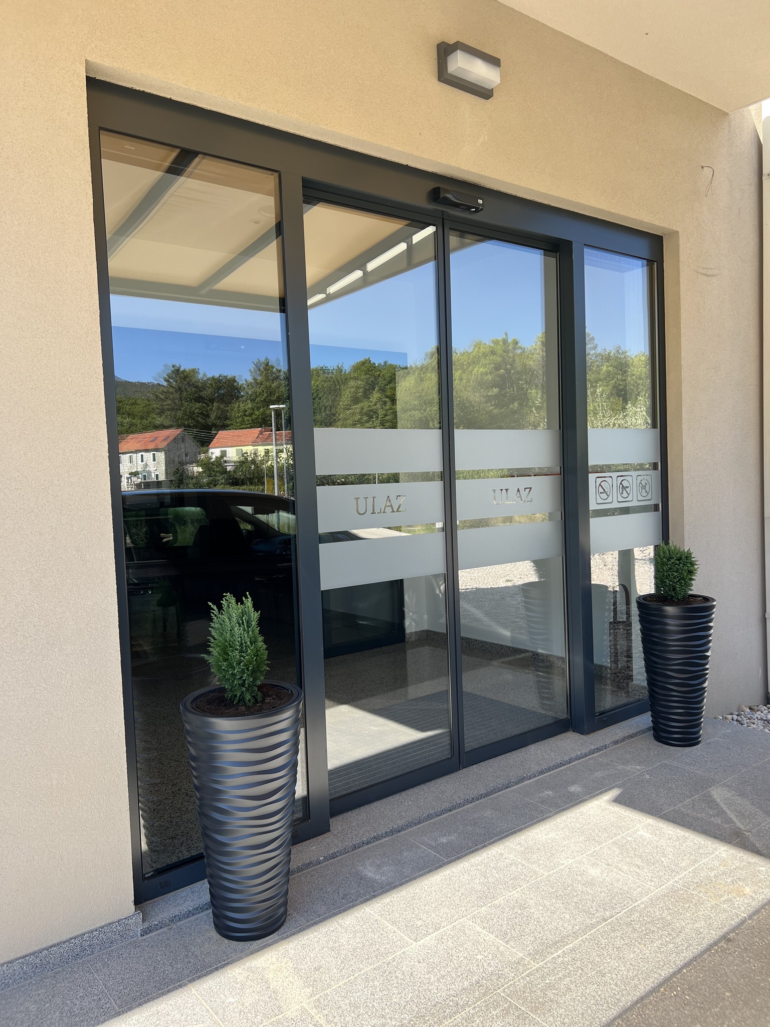 ENTRANCE AND RECEPTION (ULAZ I RECEPCIJA)