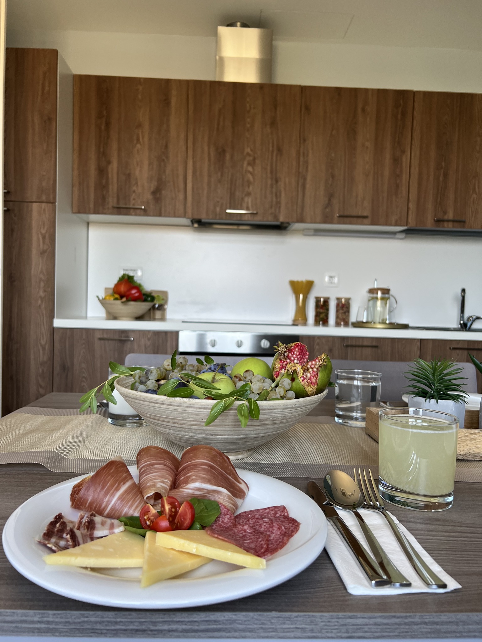 KITCHENETTE (ČAJNA KUHINJA)
