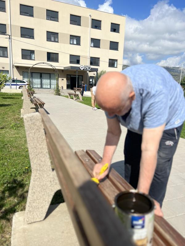 Radna akcija farbanja klupa