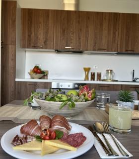 KITCHENETTE (ČAJNA KUHINJA)